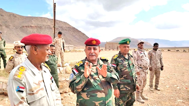 أركان اللواء الأول مشاة بحري يتفقد عدد من المواقع العسكرية بسقطرى